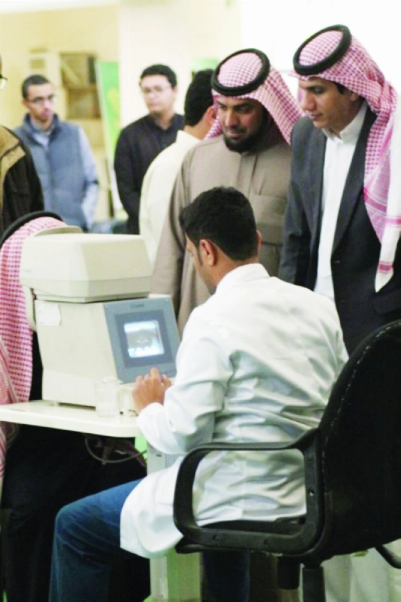 طبيب العيون أثناء الكشف على أحد الطلاب (مكة)