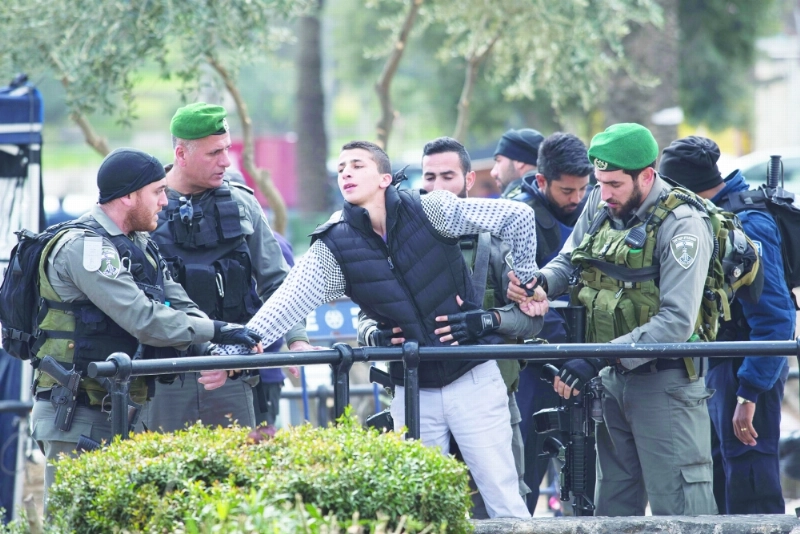 قوات الاحتلال تعتقل فلسطينيا في القدس (إ ب أ)