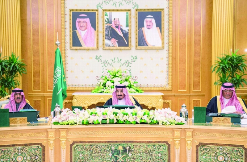 الملك سلمان مترئسا جلسة مجلس الوزراء في قصر اليمامة بالرياض أمس ويبدو الأمير محمد بن نايف (واس)