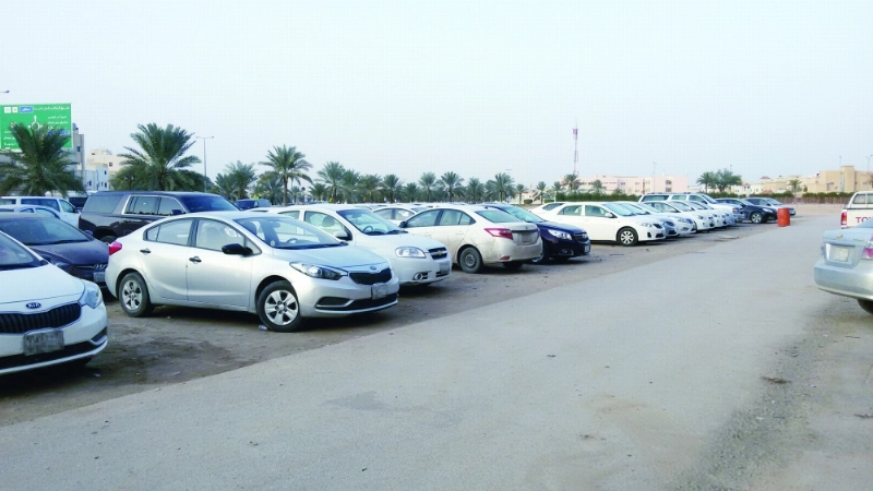 سيارات متكدسة أمام محلات التأجير في حي النهضة (مكة)