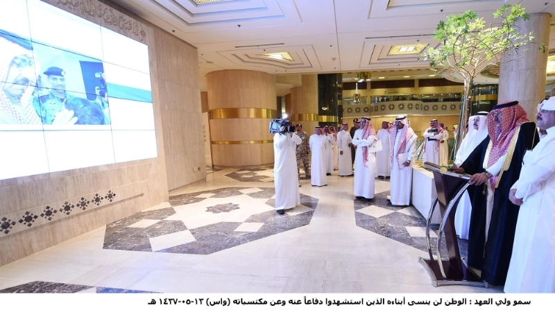 الأمير محمد بن نايف خلال تدشينه اللوحة الالكترونية الخاصة بشهداء الواجب في الرياض أمس (واس)