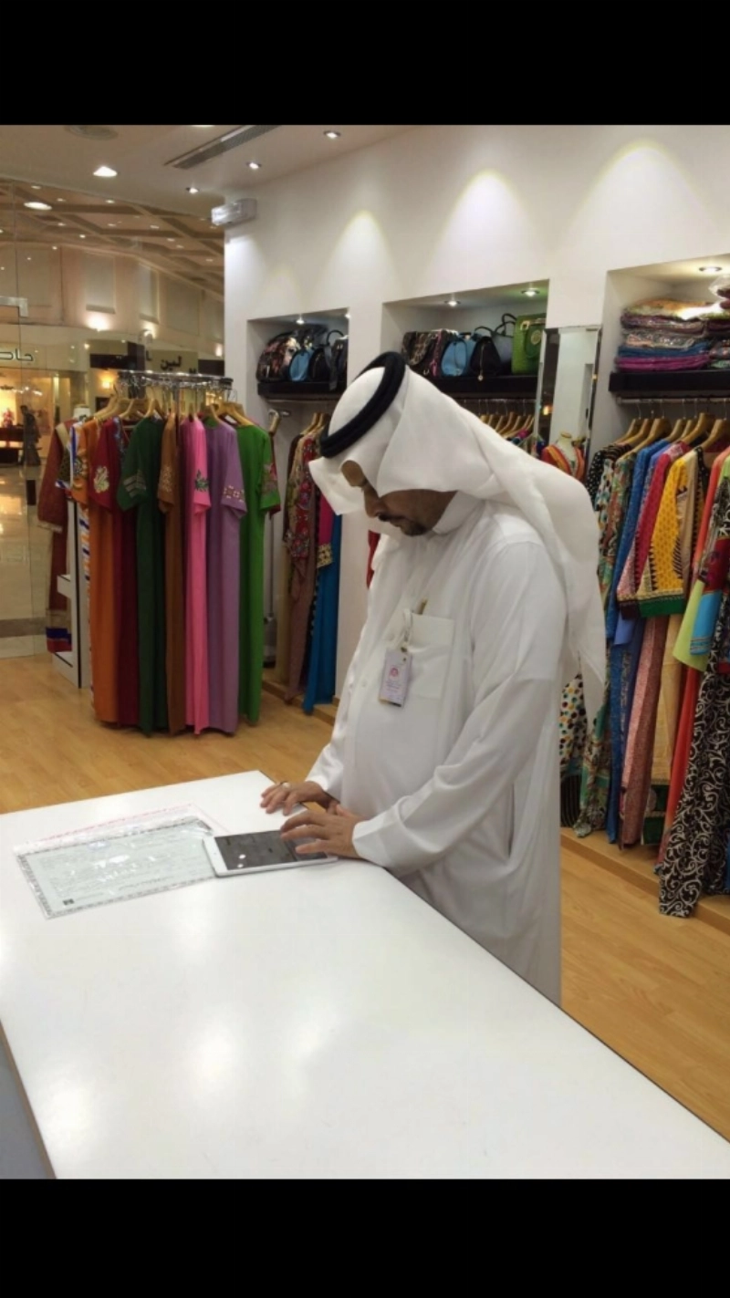 موظفو مكتب العمل خلال جولاتهم التفقدية بمكة (مكة)