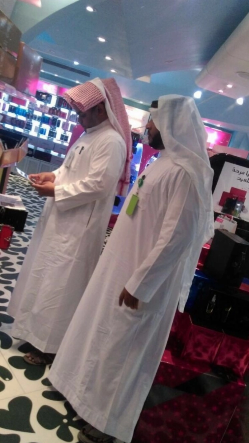 موظفو مكتب العمل خلال جولاتهم التفقدية بمكة (مكة)
