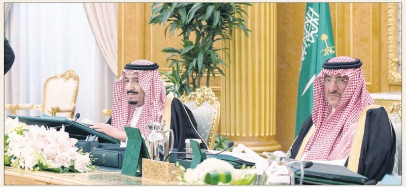 خادم الحرمين مترئسا جلسة مجلس الوزراء في الرياض أمس ويبدو الأمير محمد بن نايف (واس)