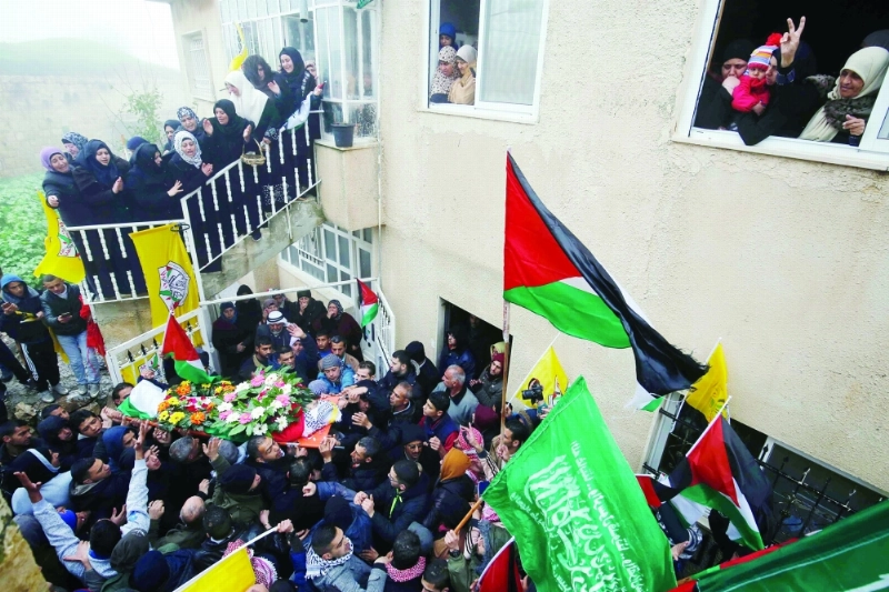 فلسطينيون يشيعون شهيدا قرب القدس (أ ف ب)