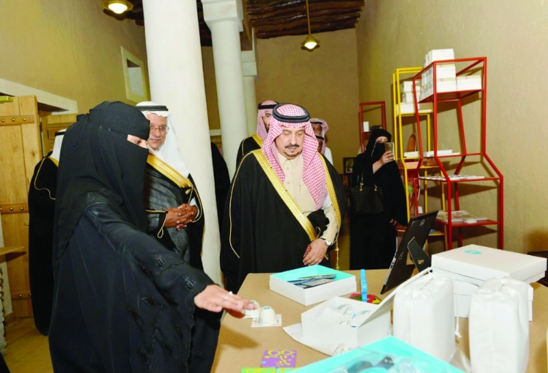 فيصل بن بندر أثناء زيارة المعرض (مكة)