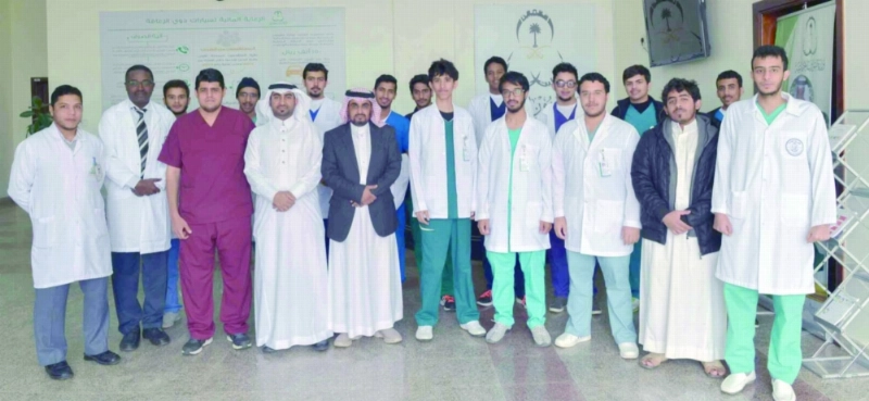طلاب الطب خلال زيارتهم مركز التأهيل الشامل (مكة)
