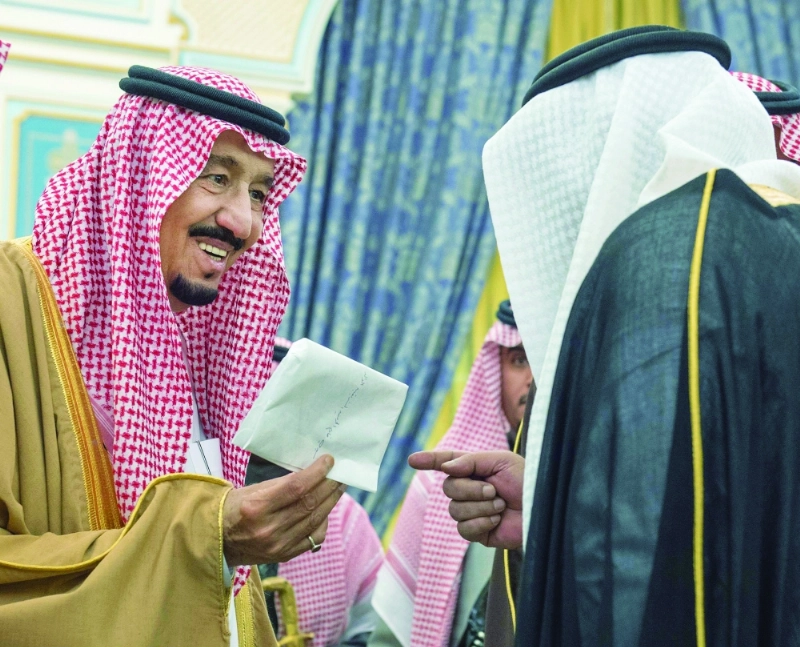 .. وخلال تسلمه معاملة من أحد المواطنين