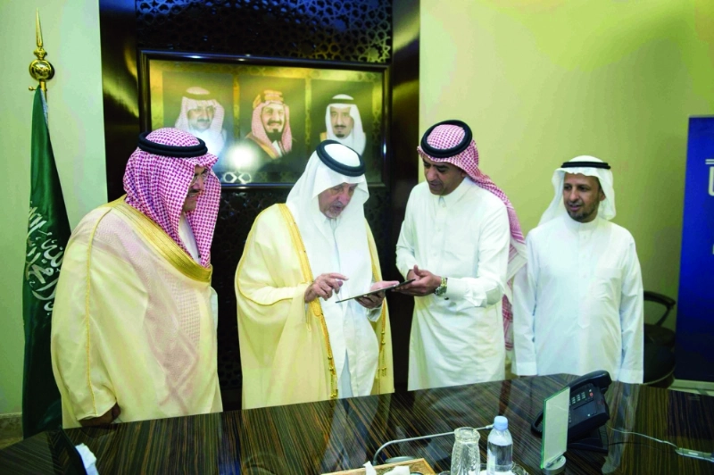 خالد الفيصل مدشنا التوقيع الالكتروني (مكة)