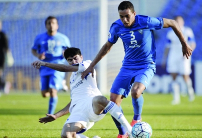 مهاجم الهلال إدواردو يحاول تجاوز أحد لاعبي باختاكور (موقع الاتحاد الآسيوي)