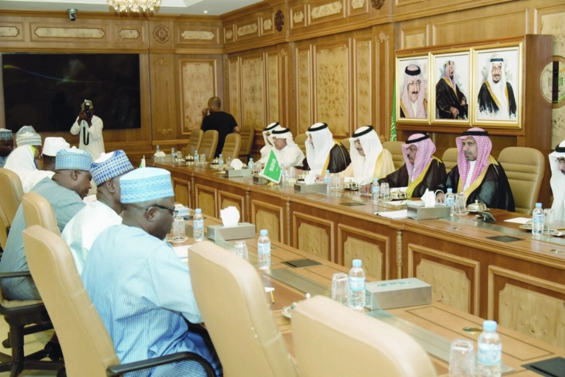 بندر حجار خلال الاجتماع مع الوفد النيجيري (مكة)