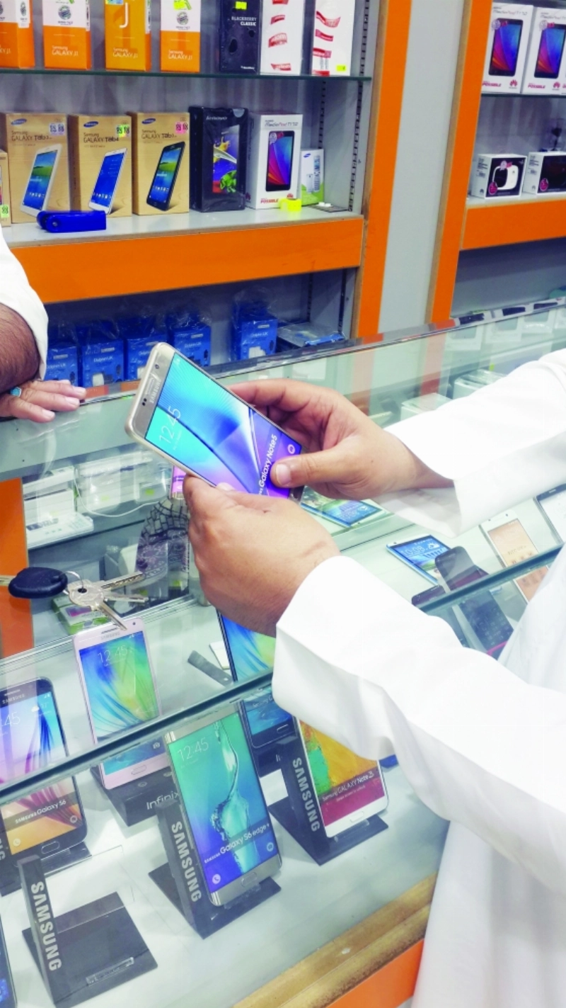 زبون يعاين لعبة تحاكي أجهزة الجوالات (مكة)