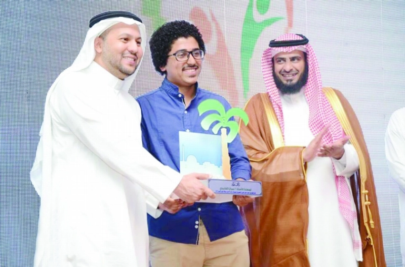 محمد الحارثي يكرم العمودي بالدرع (مكة)