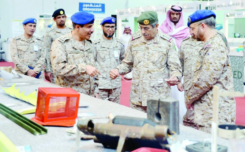 عبدالرحمن البنيان مطلعا على عدد من الصناعات خلال زيارته للمعرض أمس (مكة)