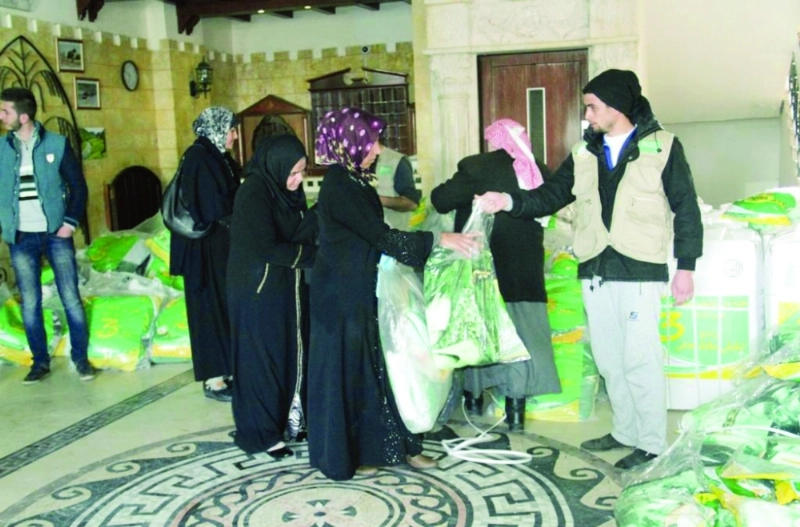 لاجئون يحصلون على مساعدات سعودية بلبنان (واس)