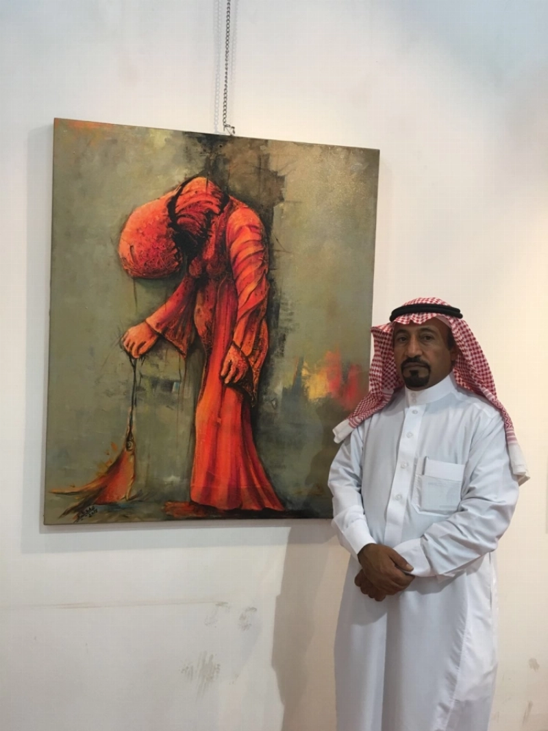 توفيق الحميدي بجانب إحدى لوحاته (مكة)