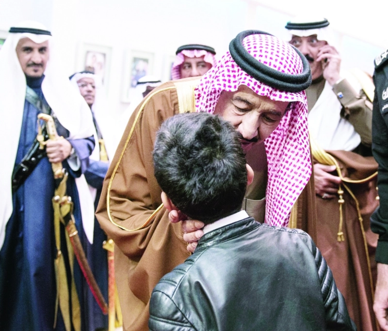 .. ويقبل أحد الأطفال