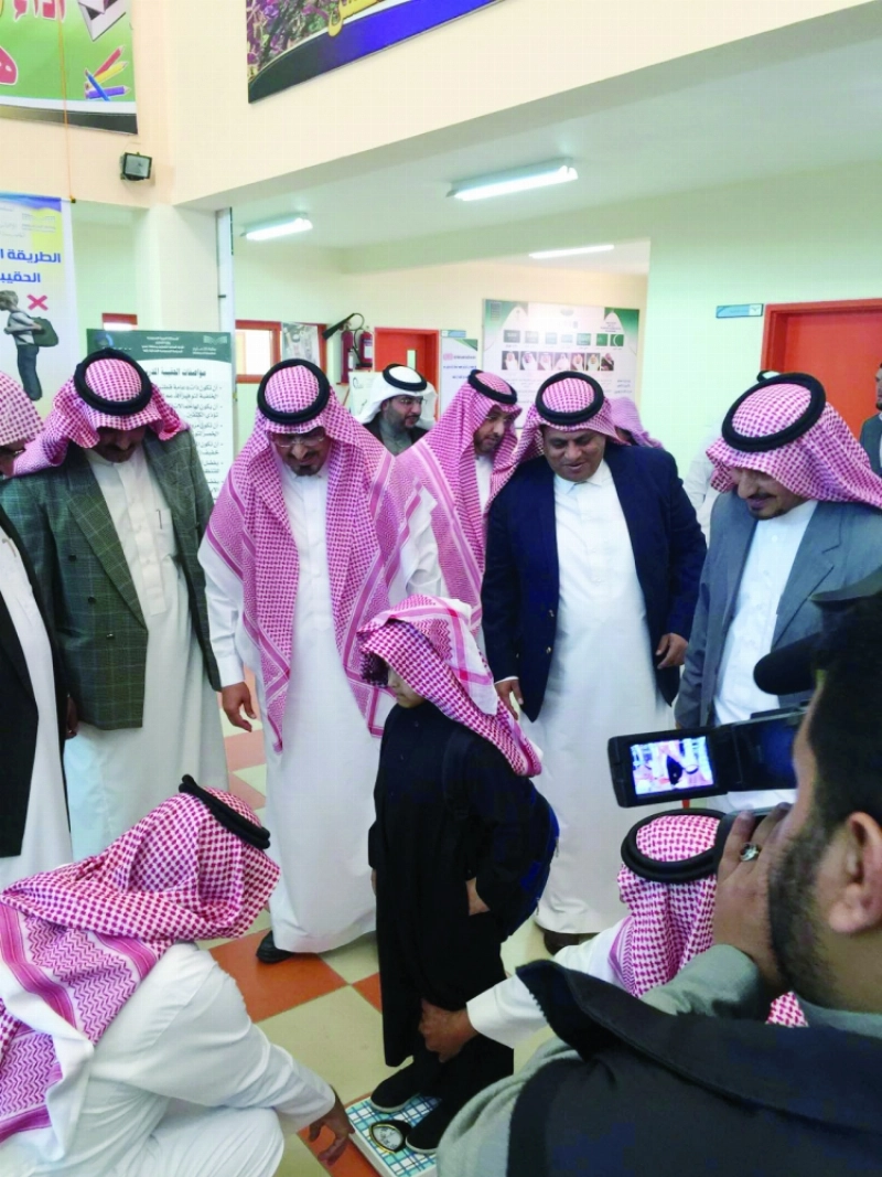 مسؤولو تعليم عسير خلال تدشين المشروع (مكة)