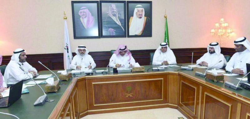 مسؤولو الجامعة خلال إقرارهم خطة القبول (مكة)