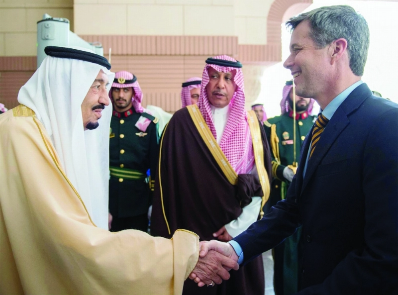 الملك سلمان مستقبلا ولي عهد مملكة الدنمارك في قصره بالرياض أمس (واس)