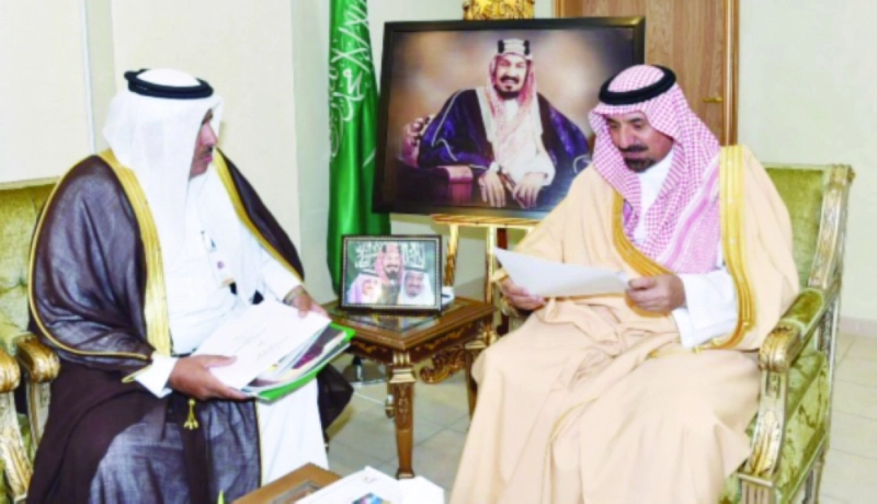 جلوي بن عبدالعزيز لدى استقباله صالح آل مريح (مكة)