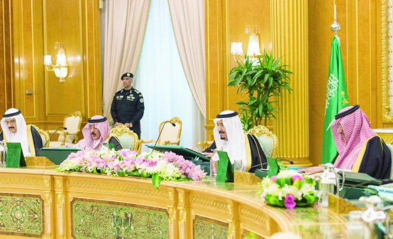 الملك سلمان مترئسا جلسة مجلس الوزراء أمس في قصر اليمامة بالرياض ويبدو الأمير محمد بن نايف (واس)
