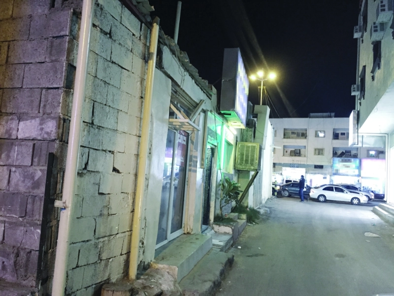 المقهى على شارع فرعي ينطلق منه السكان إلى الشارع العام (مكة)