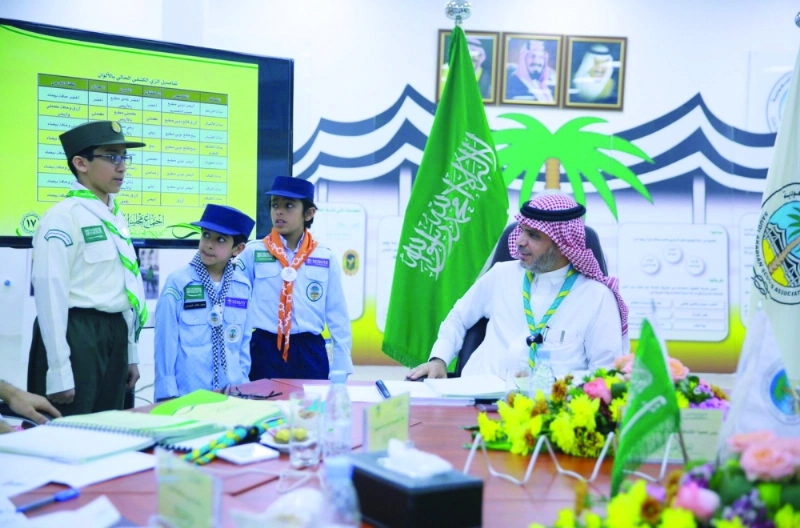 أحمد العيسى ملتقيا عددا من الكشافين (مكة)