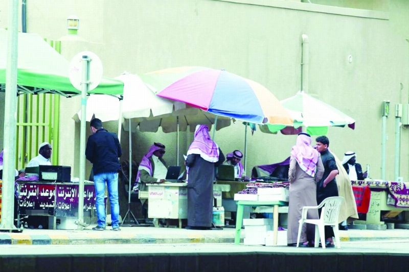 عدد من مقدمي الخدمات أمام أحوال الرياض (مكة)