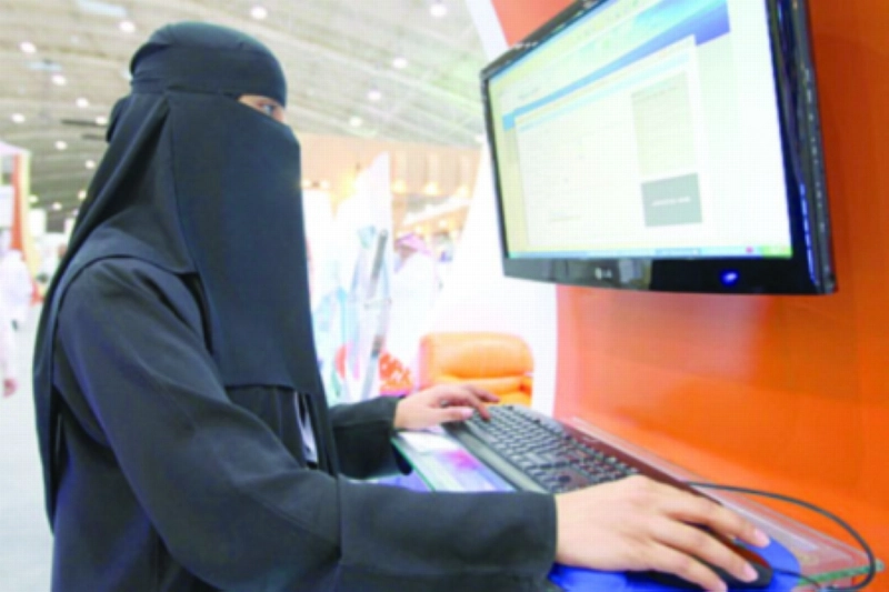 سعودية تكمل إجراءات تقديمها على وظيفة في أحد معارض التوظيف (مكة)