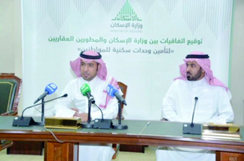 وزير الإسكان في حديث مع المطورين إثر توقيع الاتفاقيات أمس (مكة)