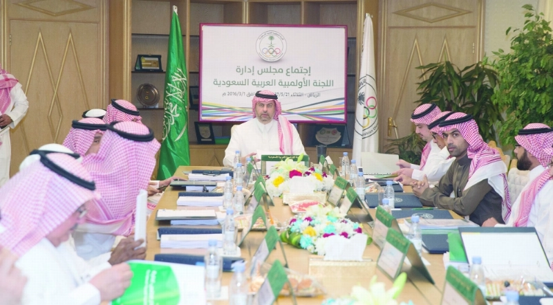 عبدالله بن مساعد خلال ترؤسه اجتماع الأمس (مكة)