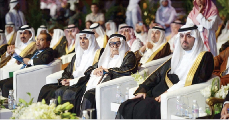 صالح كامل يتوسط الحضور ( ثامر الفرج)