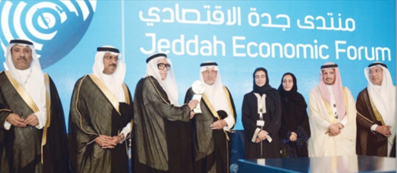 خالد الفيصل وصالح كامل خلال منتدى جدة الاقتصادي أمس (ثامر الفرج)