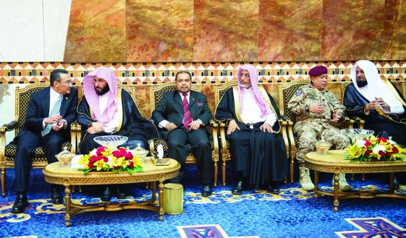 عدد من الأمراء والمسؤولين خلال اللقاء