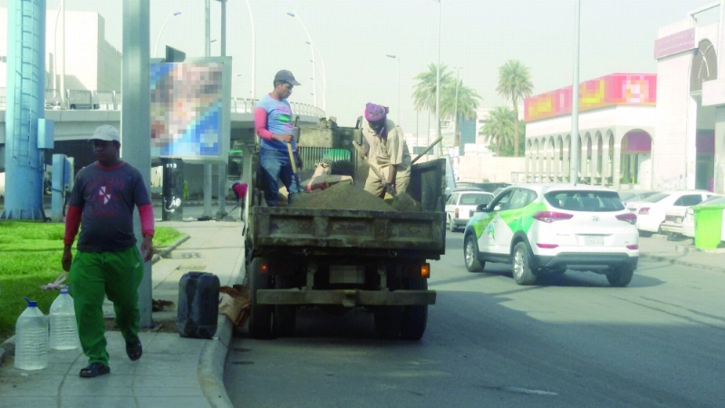 تجهيز خلطة الاسمنت داخل حوض القلاب
