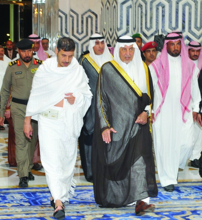 خالد الفيصل مستقبلا عبدالله آل ثاني لدى وصوله جدة أمس الأول (واس)