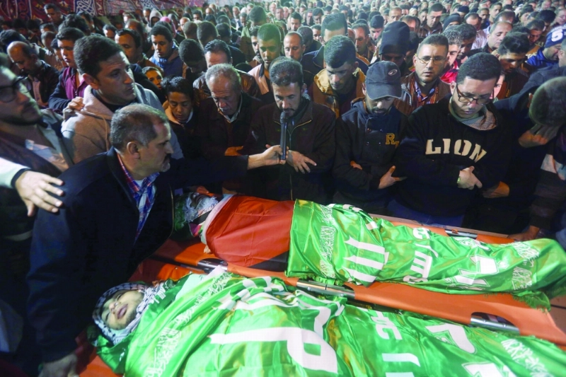 فلسطينيون يشيعون جثمان شهيد في نابلس (أ ف ب)