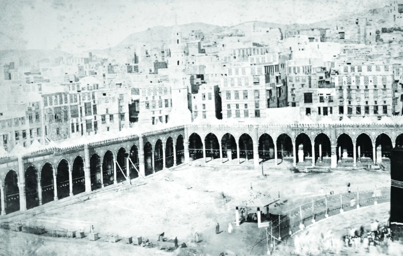 المسجد الحرام وتظهر قناديل المطاف وقناديل الأروقة