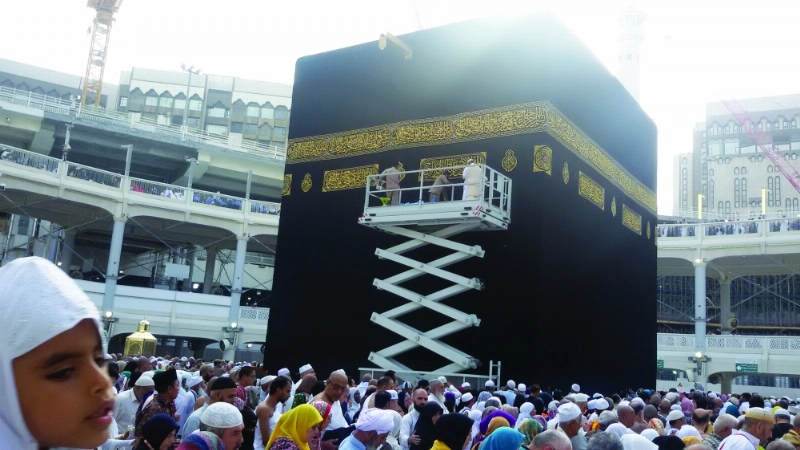 من عمليات تنظيف ثوب الكعبة ( ياسر بخش)