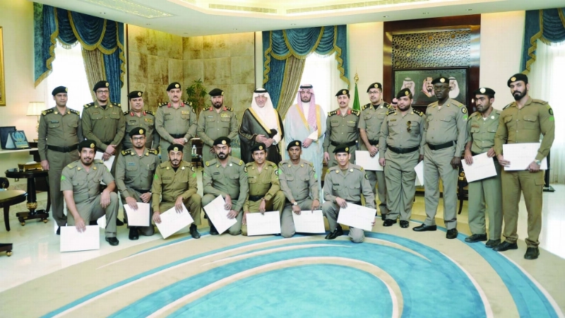 خالد الفيصل متوسطا الضباط المكرمين (مكة)
