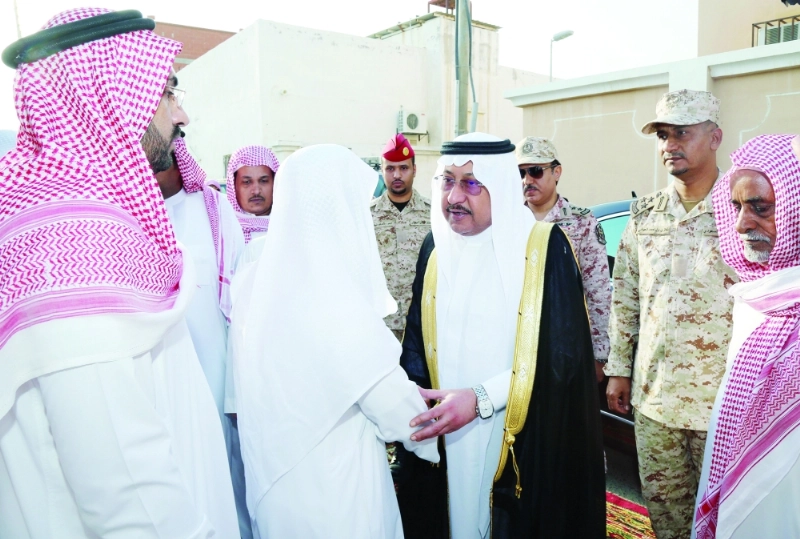 خالد بن فيصل معزيا ذوي الشهيد أمس (واس)