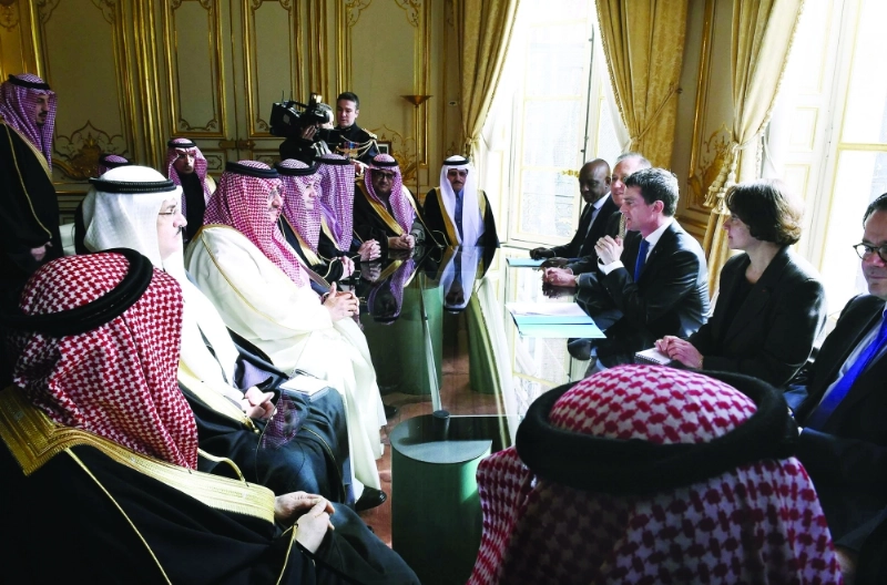 ولي العهد ورئيس الوزراء الفرنسي في الإليزيه أمس (واس)