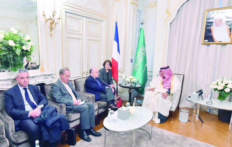 الأمير محمد بن نايف ووزير الداخلية الفرنسي أثناء مباحثاتهما (واس)