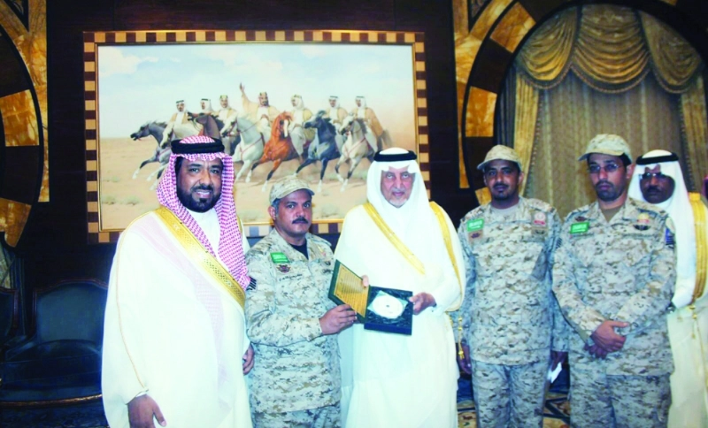 خالد الفيصل لدى استقباله عددا من جنود الحد الجنوبي (مكة)