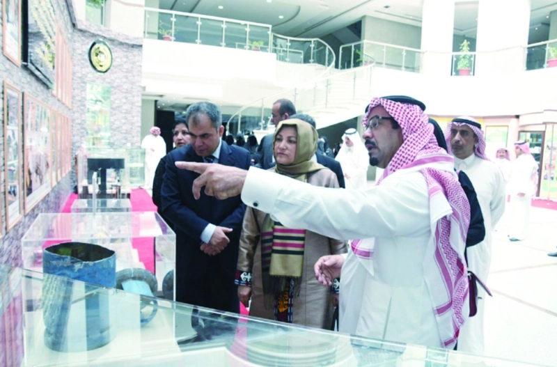 عبدالإله الشريف مقدما للوفد الأفغاني شرحا عن معارض نبراس (واس)