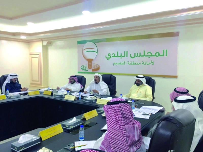 أعضاء المجلس البلدي خلال الاجتماع (مكة)