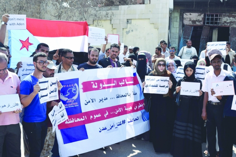 يمنيون خلال وقفة احتجاجية ضد الإرهاب في عدن أمس (أ ف ب)