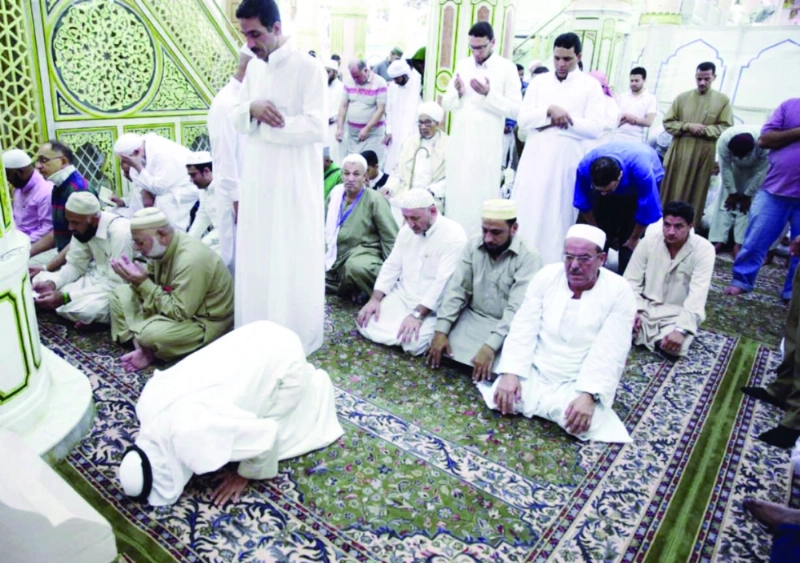 المصلون في الروضة الشريفة (مكة)