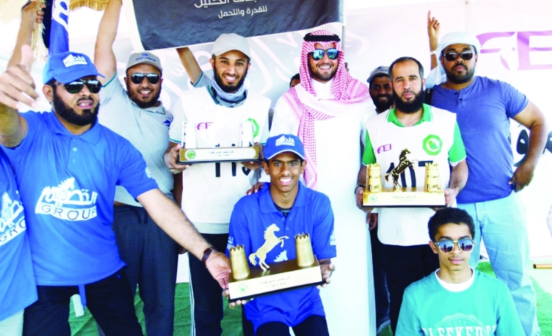 عبدالله بن فهد يتوسط الفائزين (واس)